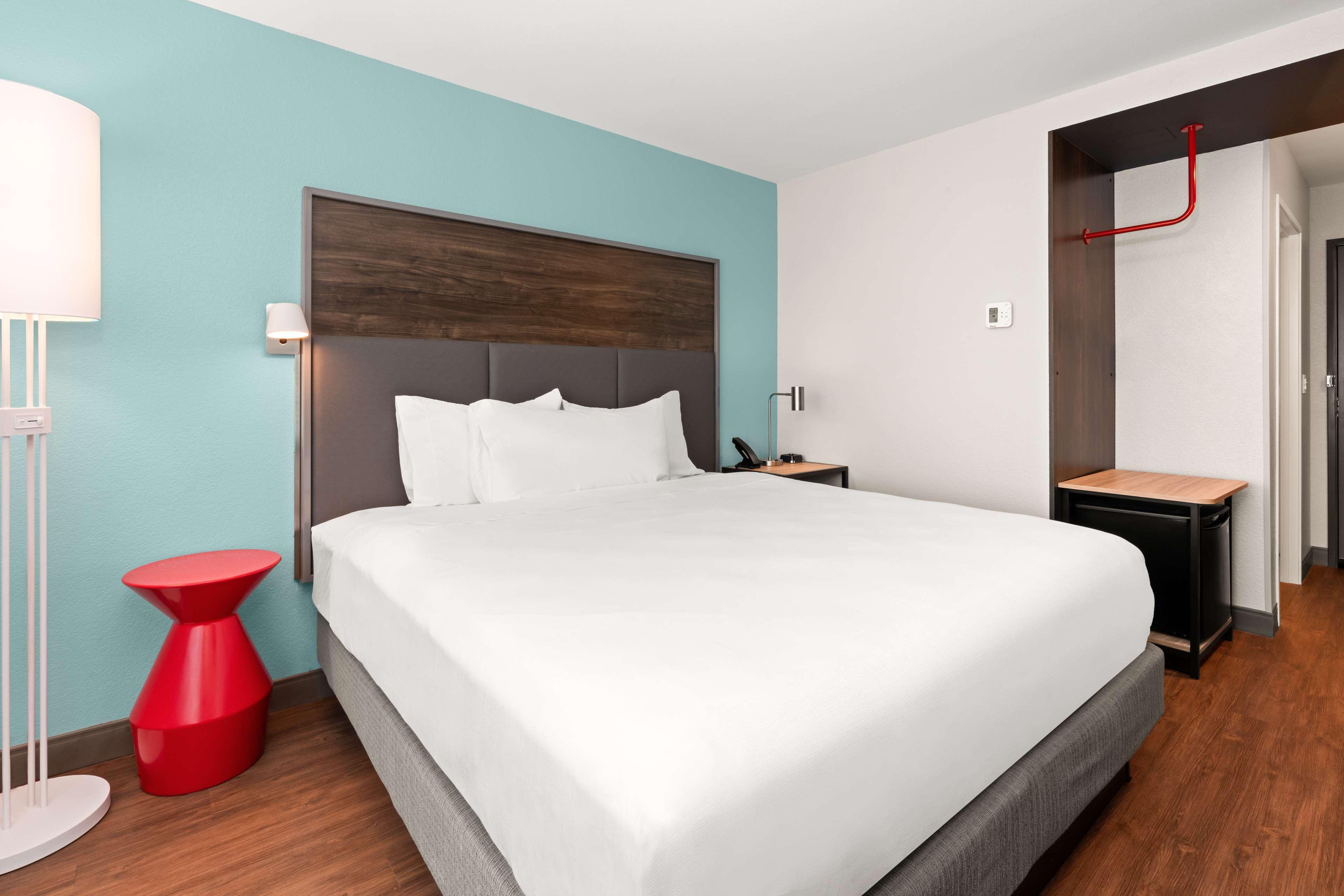 Tru By Hilton Portland Airport, Or Hotel Exterior photo