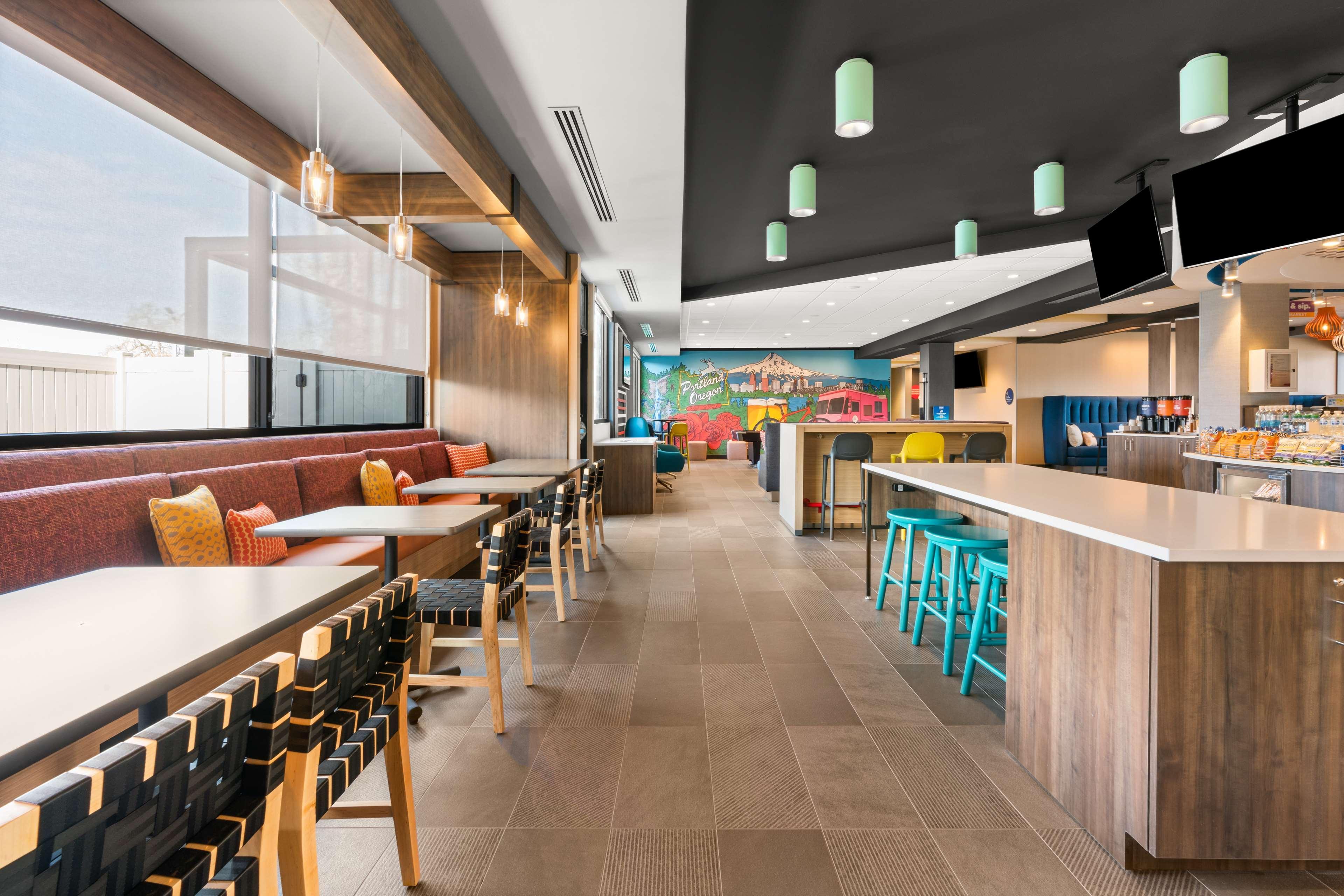 Tru By Hilton Portland Airport, Or Hotel Exterior photo