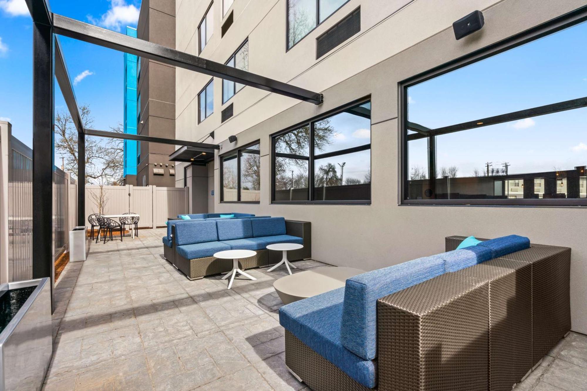 Tru By Hilton Portland Airport, Or Hotel Exterior photo